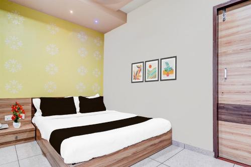 a bedroom with a large bed in a room at Super Hotel O Naroda GIDC Formerly Yuvraj in Ahmedabad