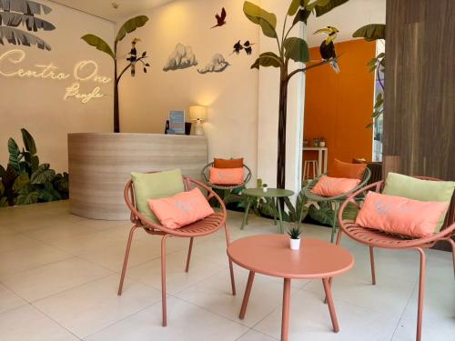 una hall con sedie, tavoli e un bancone di Centro One Bangla a Patong Beach