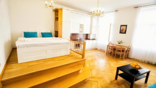 um quarto com uma cama grande e uma mesa em Apartment by the Old Town Square em Praga