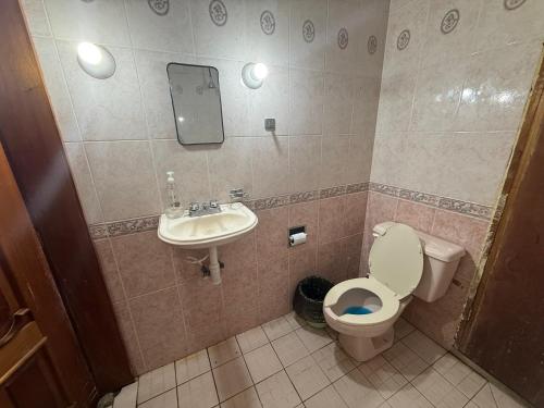 a bathroom with a toilet and a sink at Loft Cinema Alfredo Mochileando in Tamiahua