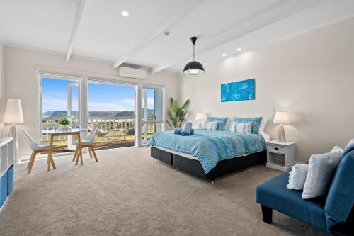 Smiths Beachにある1-bedroom unit with stunning ocean views!のベッドとテーブルとソファのある寝室