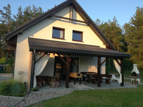 En terrasse eller udendørsområde på Cudodomek SPA w Mrozach Wielkich koło Ełku