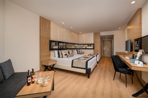 Una cama o camas en una habitación de Delphin Imperial Lara