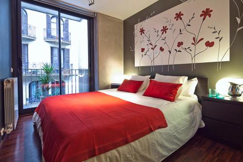 バルセロナにあるApartment Barcelona Rentals - Sarria Apartments Near Centerのベッドルーム1室(大型ベッド1台、赤い枕付)