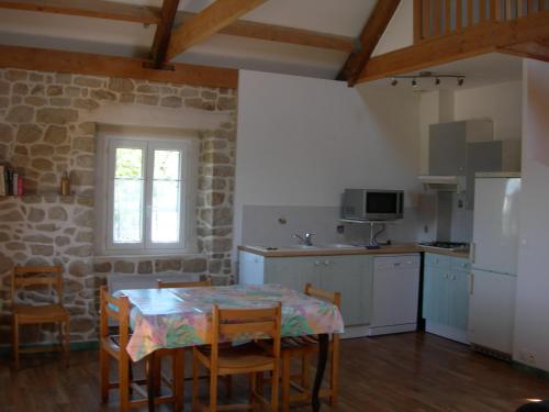 een keuken met een tafel en stoelen in een kamer bij Gites Erdeven Bretagne Sud in Erdeven