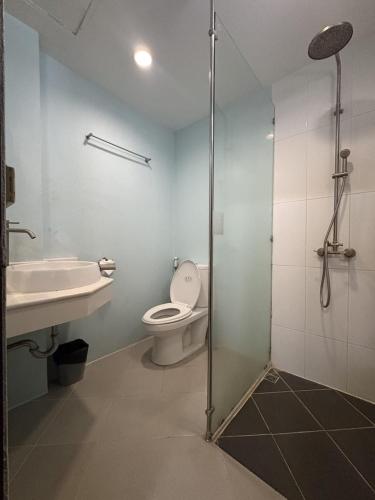 a bathroom with a toilet and a sink at Hotel Romeo Palace Pattaya in North Pattaya