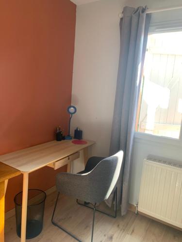 ミュレにあるChambre 11 m2 privée et calme à Muret chez l'habitantの窓際の椅子、デスク