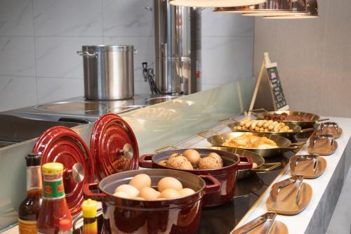 a kitchen with several dishes of food on a counter at 乌鲁木齐高铁站农业大学万达悦华酒店 in Ürümqi