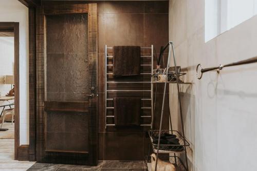 y baño con ducha y toallero eléctrico. en Calstock Estate 1831, en Deloraine