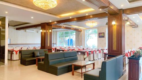 un restaurant avec des canapés et des tables dans une pièce dans l'établissement Diamond Special Hotel, à Vung Tau