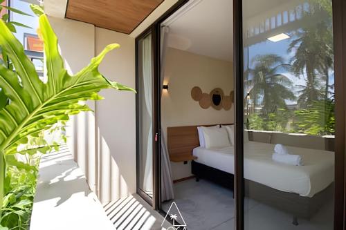ein Zimmer mit einem Bett und einem Balkon mit Fenster in der Unterkunft Casa Karoá, a Beira-Mar na Rota dos Milagres, Praia de Marceneiro in Barra do Camaragibe