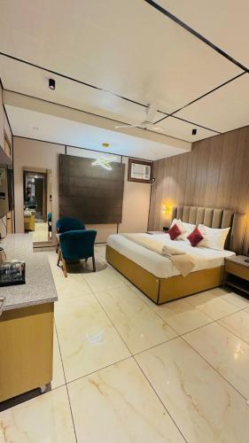 Un ou plusieurs lits dans un hébergement de l'établissement J Residency Near Nizamuddin Railway Station