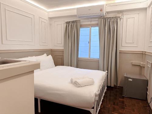 a bedroom with a bed with a sink and a window at X Casa Sukhumvit 11 BTS Nana -คาซ่า สุขุมวิท 11 บีทีเอสนานา in Bangkok
