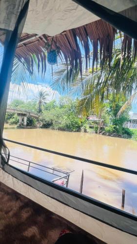 a view of a river from the window of a boat at HOMESTAY Hoàng GIa in Ấp Ông Tú