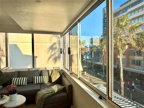 Posezení v ubytování Bondi Ocean Views, Parking, 1 min to Beach