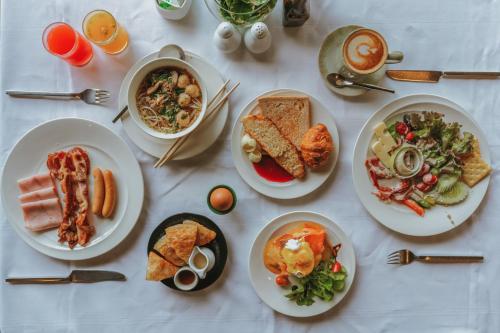 uma mesa branca com pratos de comida em Le Vimarn Cottages & Spa em Ko Samed