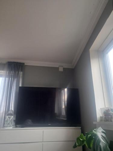 sala de estar con TV de pantalla grande en una habitación en Family oriented, en Glostrup