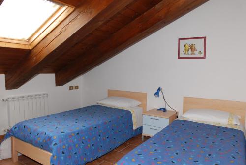 1 dormitorio con 2 camas y ventana en Agriturismo Le Giare en Génova