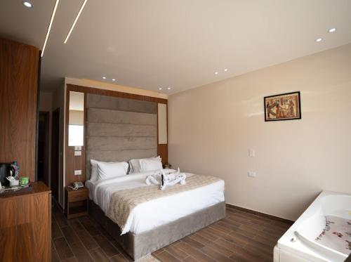 Postel nebo postele na pokoji v ubytování Tuya pyramids inn
