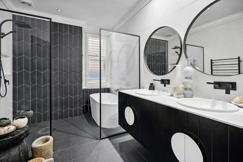 Koupelna v ubytování Manly moments - Curated comfort x beachside living - WOOD2