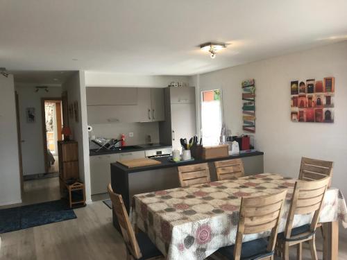 una cucina e una sala da pranzo con tavolo e sedie di Derborence centre 3 pièces 75 m2 piscine balcons a Nendaz
