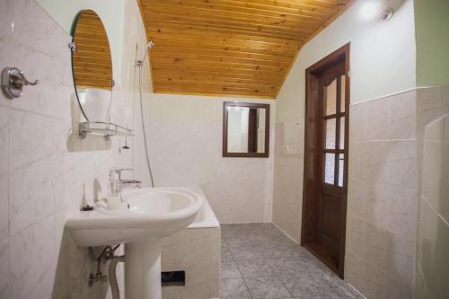 Vonios kambarys apgyvendinimo įstaigoje Saxony Dim