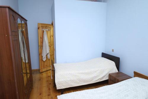 Una cama o camas en una habitación de Farid HOSTEL