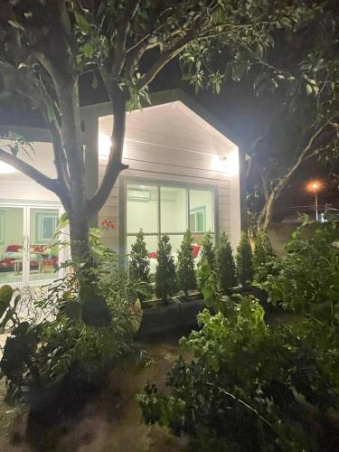 Taman di luar WinLa house