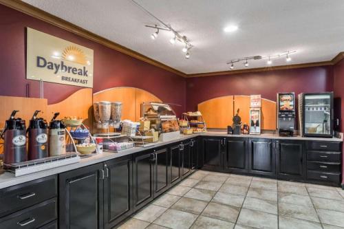 Dapur atau dapur kecil di Days Inn by Wyndham Selma