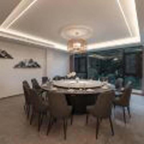a large dining room with a table and chairs at Anji Xishan Linyu Chinese-style Spring · Stream Tracing · Vacation Boutique Inn in Anji
