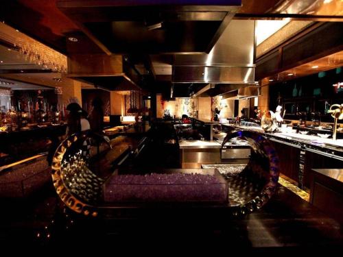 a restaurant with a bar with a couch in the middle at Weida Hotel Jinhua in Jinhua