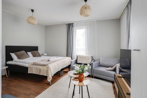 Ένα ή περισσότερα κρεβάτια σε δωμάτιο στο Idyllic studio for 4 guests in Pispala by Come in!