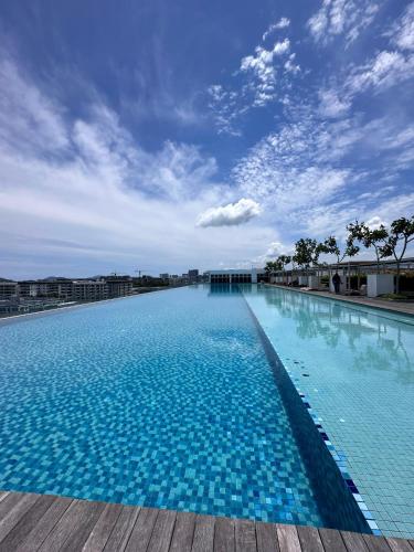 ein großes Schwimmbad auf einem Gebäude in der Unterkunft reStary room 2 in Kota Kinabalu