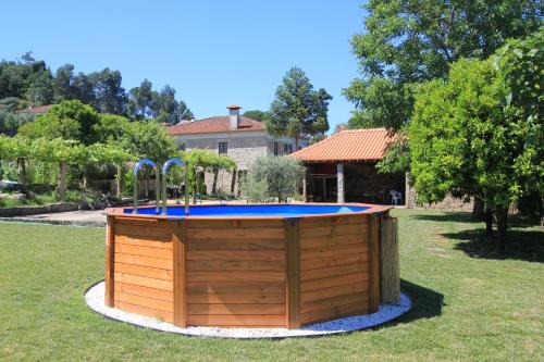 uma grande piscina no quintal de uma casa em Quinta Miranda em Geraz do Lima