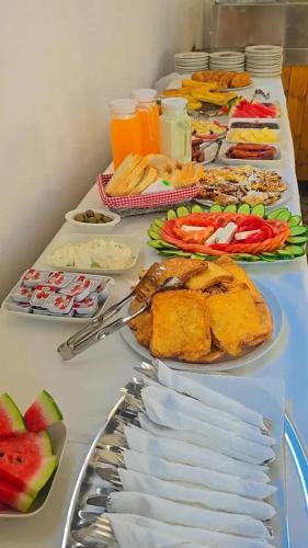 a table with many plates of food on it at Te Geri Hotel&PizzaBar in Ksamil