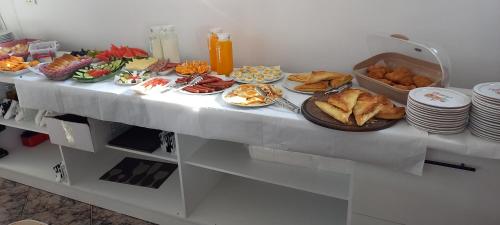 a white table with plates of food on it at Te Geri Hotel&PizzaBar in Ksamil