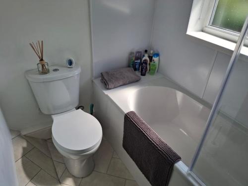 Bilik mandi di Cosy 2-Bed House in Manchester
