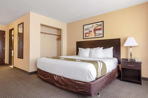 Ένα ή περισσότερα κρεβάτια σε δωμάτιο στο Quality Inn & Suites Lincoln North