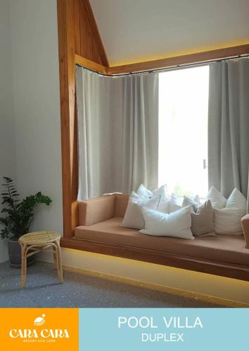 a window seat with a couch in a room at cara cara resort in Ko Larn