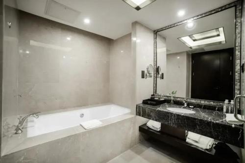 Ένα μπάνιο στο ME Yinhe International Hotel