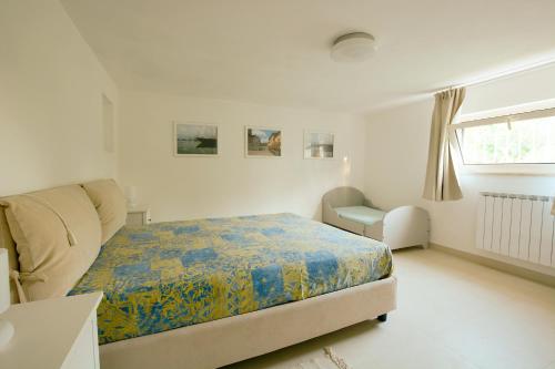 ピエトラサンタにあるCasa Miteの白いベッドルーム(ベッド1台、窓付)