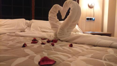 Una cama con un cisne hecho de toallas en Hotel Salvevir, en Ejea de los Caballeros