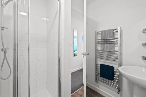 Ένα μπάνιο στο Modern 4BR, Sleeps 8, 3 bath, free parking