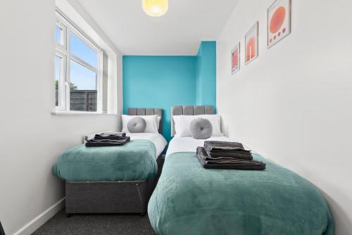 Ένα ή περισσότερα κρεβάτια σε δωμάτιο στο Modern 4BR, Sleeps 8, 3 bath, free parking