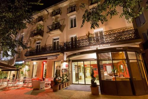 una tienda frente a un edificio por la noche en Grand Hotel d'Orange, BW Signature Collection, en Orange