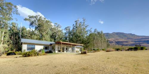 una casa en medio de un campo en Giantscup Wilderness Reserve, en Underberg