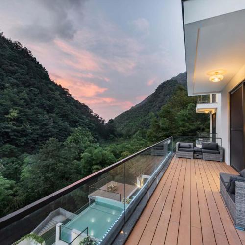 a house with a balcony with a swimming pool at Anji Xishan Linyu Chinese-style Spring · Stream Tracing · Vacation Boutique Inn in Anji