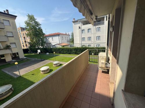 a balcony with a view of a yard with buildings at Corte Ongaro Hotel in Verona