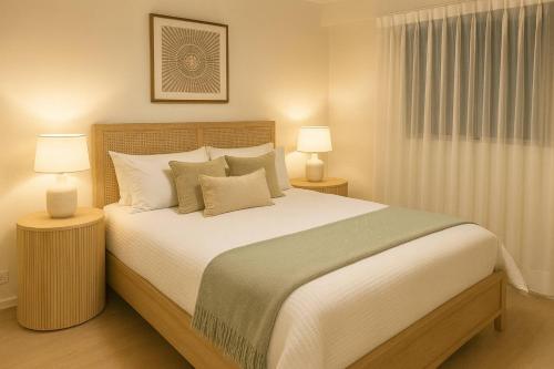 une chambre avec un grand lit avec deux lampes dans l'établissement City Beach At your door! 3BR retreat at South Bank, à Brisbane