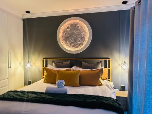 una camera da letto con un letto grande con cuscini gialli di Exquisite Emerald Stay at Ridgeton Modern Two Bedroom Apartment in the Heart of Umhlanga Ridge Sleeps 6 a Durban